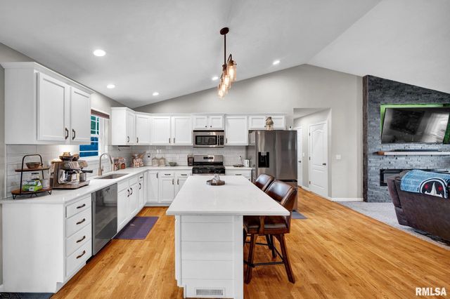 800 SIMON Street, Washington, IL 61571