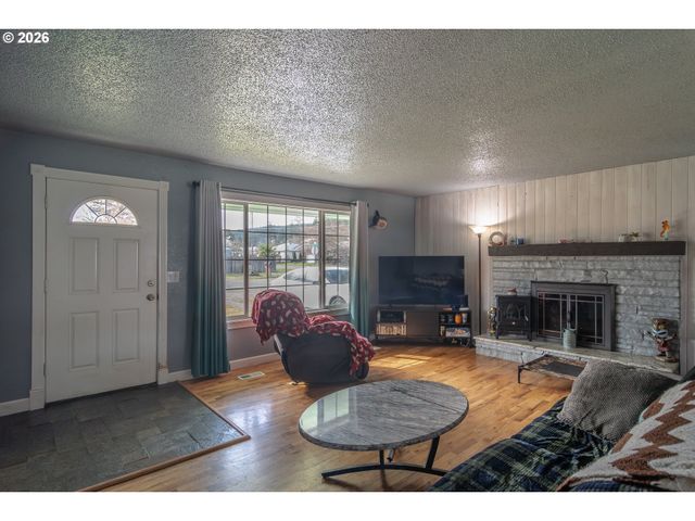 266 SHERWOOD Dr, Sutherlin, OR 97479