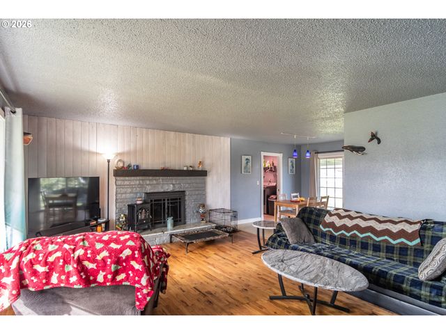 266 SHERWOOD Dr, Sutherlin, OR 97479