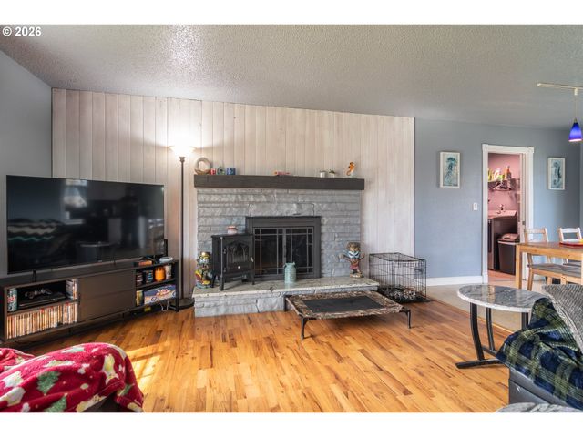 266 SHERWOOD Dr, Sutherlin, OR 97479