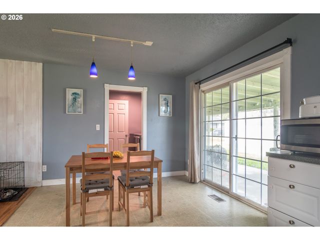 266 SHERWOOD Dr, Sutherlin, OR 97479