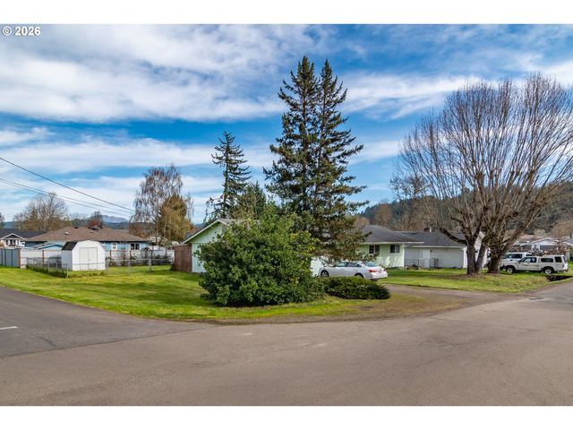 266 SHERWOOD Dr, Sutherlin, OR 97479