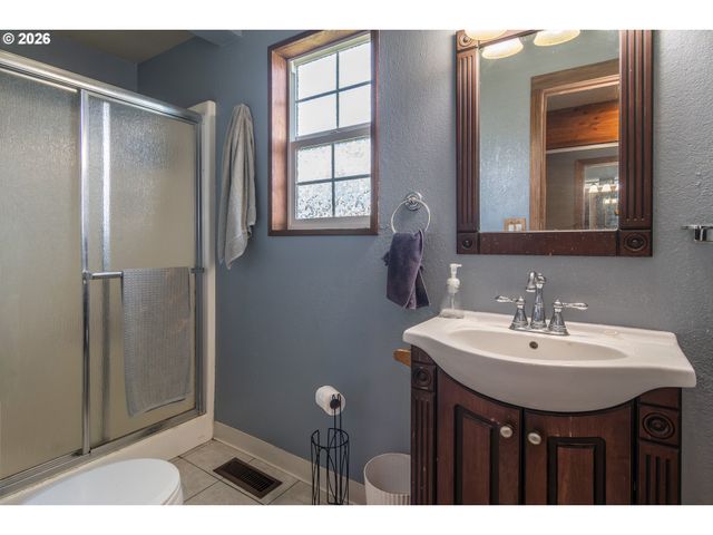 266 SHERWOOD Dr, Sutherlin, OR 97479