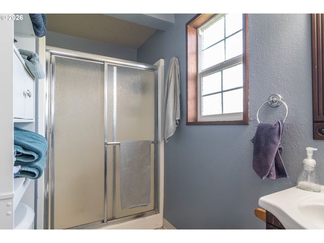 266 SHERWOOD Dr, Sutherlin, OR 97479