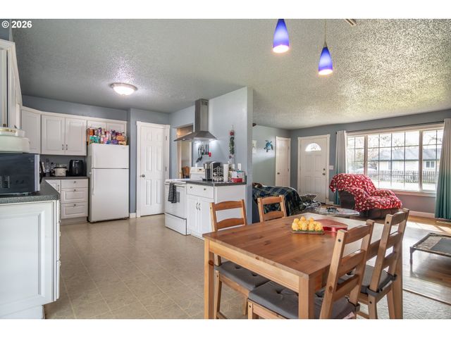 266 SHERWOOD Dr, Sutherlin, OR 97479