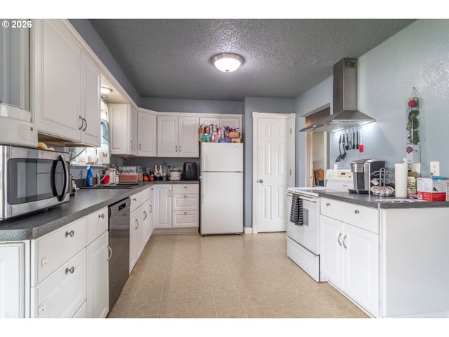 266 SHERWOOD Dr, Sutherlin, OR 97479