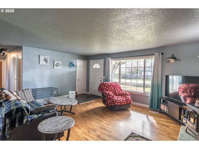 266 SHERWOOD Dr, Sutherlin, OR 97479