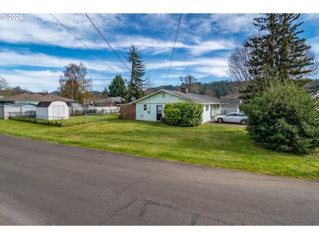266 SHERWOOD Dr, Sutherlin, OR 97479