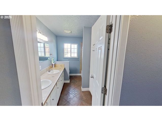 266 SHERWOOD Dr, Sutherlin, OR 97479