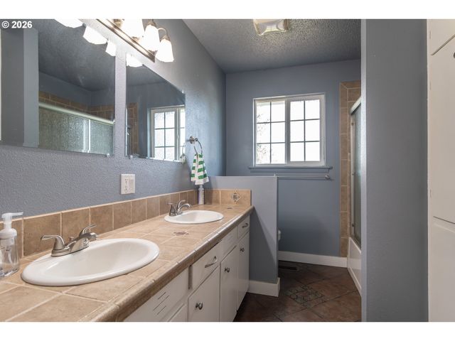 266 SHERWOOD Dr, Sutherlin, OR 97479