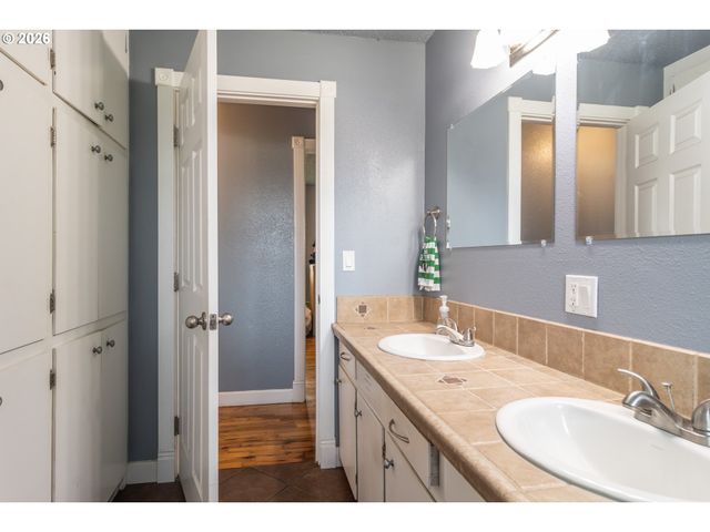 266 SHERWOOD Dr, Sutherlin, OR 97479