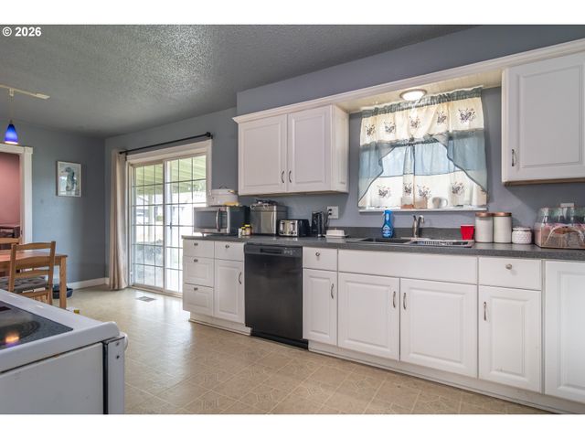 266 SHERWOOD Dr, Sutherlin, OR 97479