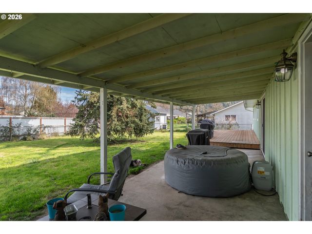 266 SHERWOOD Dr, Sutherlin, OR 97479