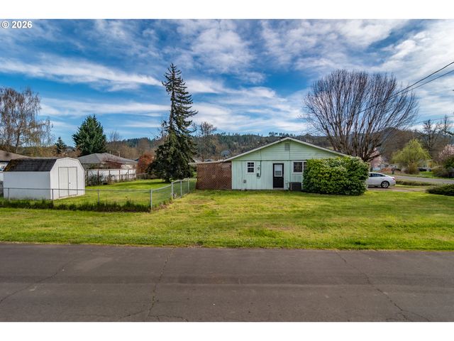 266 SHERWOOD Dr, Sutherlin, OR 97479