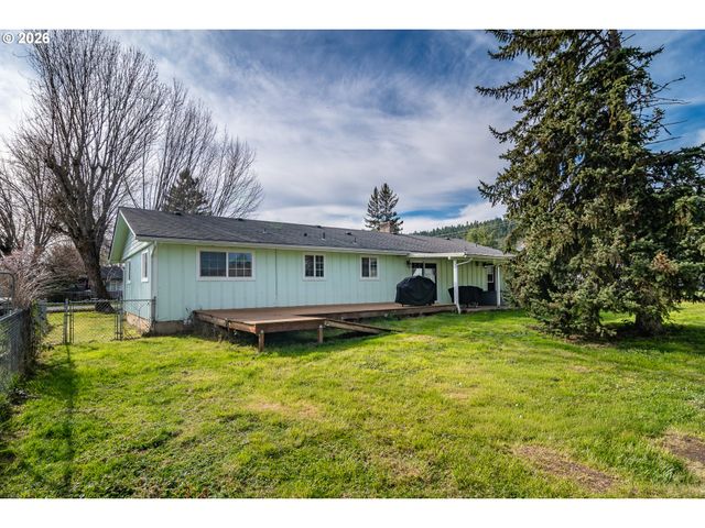 266 SHERWOOD Dr, Sutherlin, OR 97479