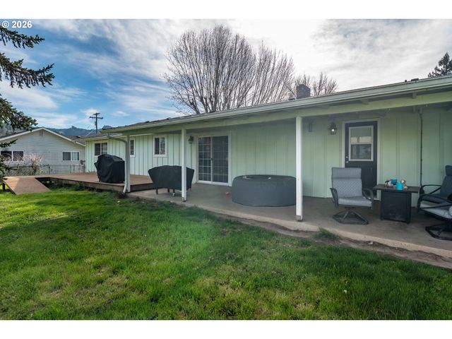 266 SHERWOOD Dr, Sutherlin, OR 97479