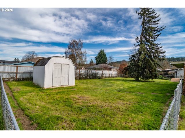 266 SHERWOOD Dr, Sutherlin, OR 97479