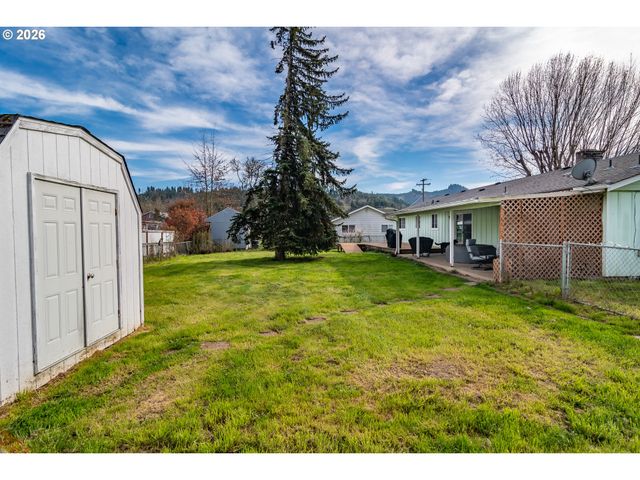266 SHERWOOD Dr, Sutherlin, OR 97479