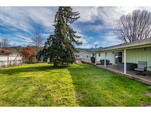 266 SHERWOOD Dr, Sutherlin, OR 97479