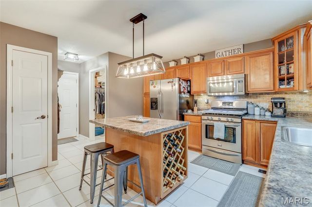 24 Meadow Woods Court, Edwardsville, IL 62025