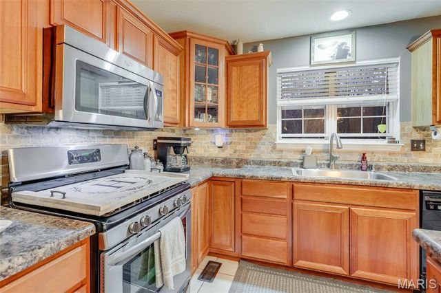 24 Meadow Woods Court, Edwardsville, IL 62025