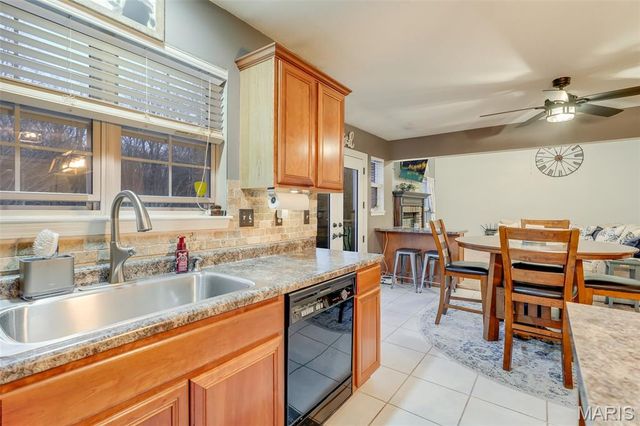 24 Meadow Woods Court, Edwardsville, IL 62025