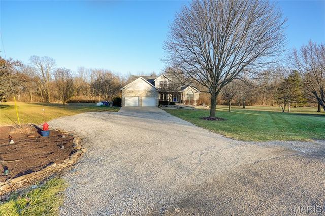 24 Meadow Woods Court, Edwardsville, IL 62025