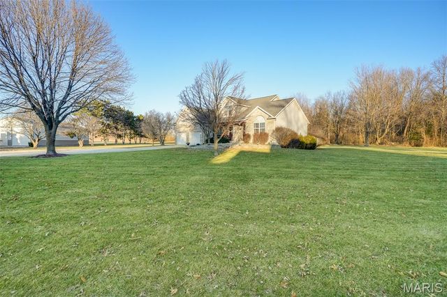 24 Meadow Woods Court, Edwardsville, IL 62025