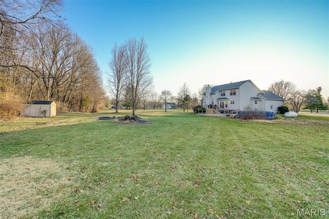 24 Meadow Woods Court, Edwardsville, IL 62025