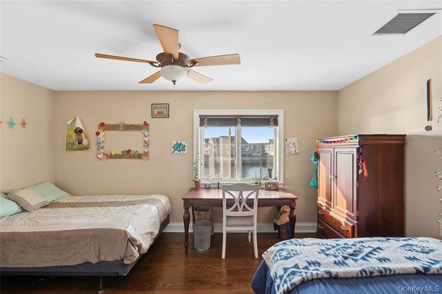 4 Quebec Road, Island Park, NY 11558