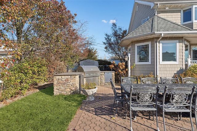 4 Quebec Road, Island Park, NY 11558