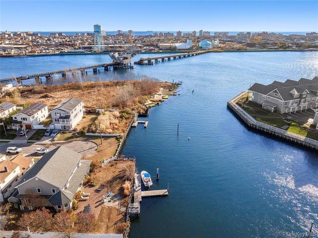 4 Quebec Road, Island Park, NY 11558