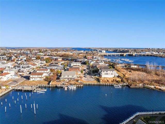 4 Quebec Road, Island Park, NY 11558