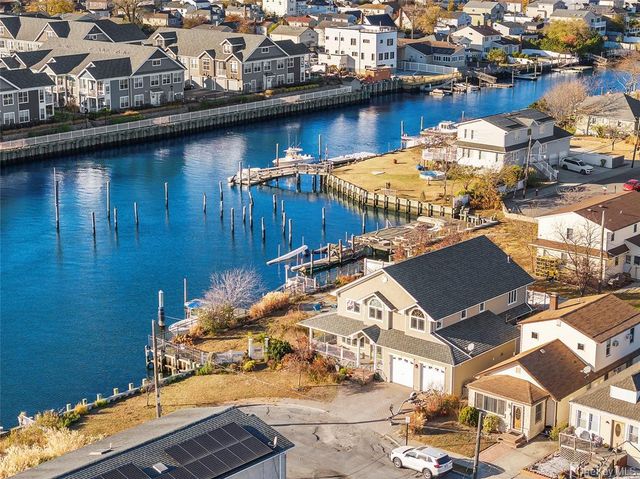 4 Quebec Road, Island Park, NY 11558