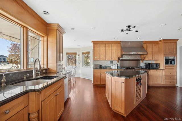 4 Quebec Road, Island Park, NY 11558