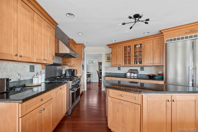 4 Quebec Road, Island Park, NY 11558