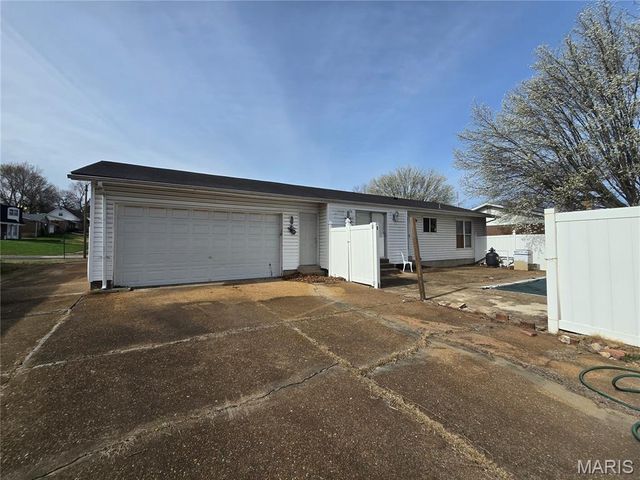 3655 Seville Drive, Florissant, MO 63033