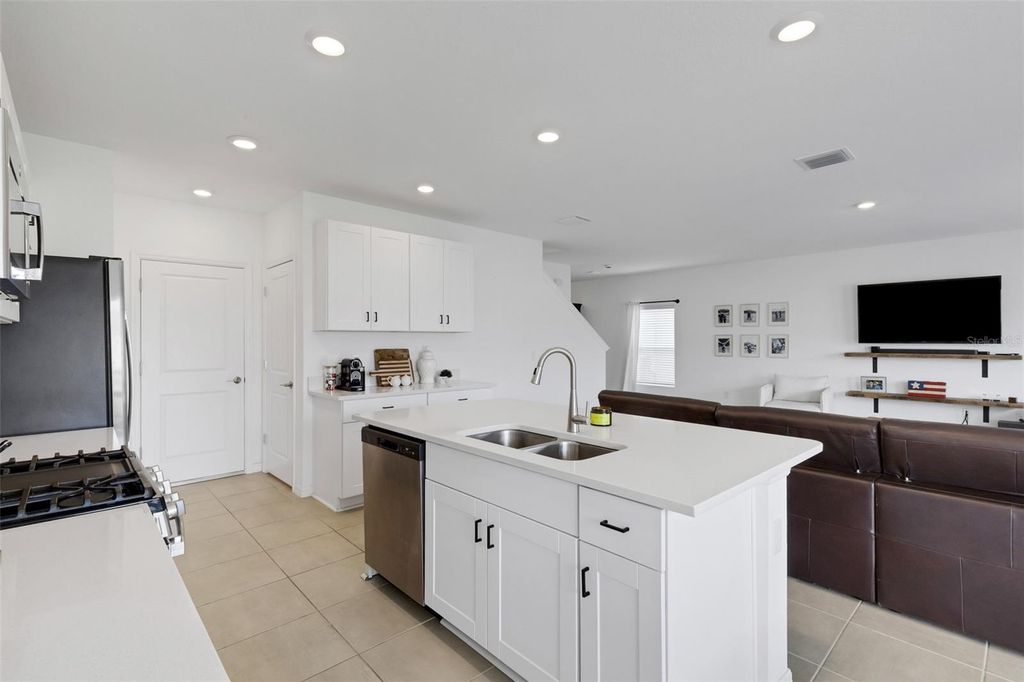 Image 6 of property listing at 6308 MILESTONE LOOP, Palmetto, FL 34221