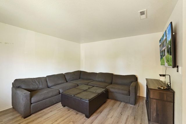 1817 Douglas Rd, Stockton, CA 95207