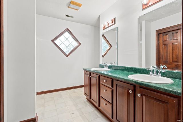 8711 Sandpiper Court, Fort Wayne, IN 46804