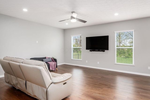 156 Silver Pine Lane, Lewis Center, OH 43035