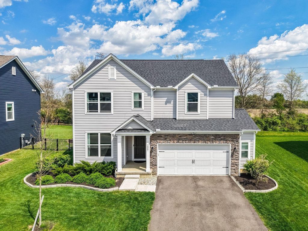 156 Silver Pine Lane, Lewis Center, OH 43035