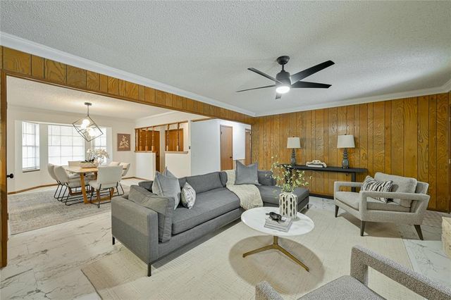 1172 Woodcrest Drive, Harrah, OK 73045