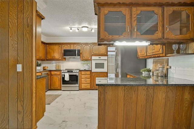 1172 Woodcrest Drive, Harrah, OK 73045