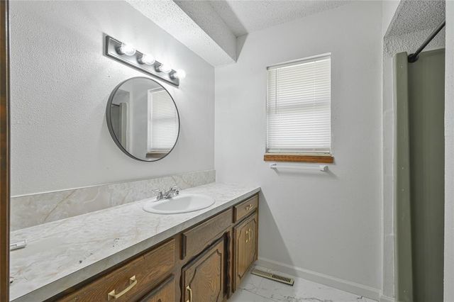 1172 Woodcrest Drive, Harrah, OK 73045