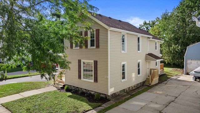 235 W South STREET, Oconomowoc, WI 53066
