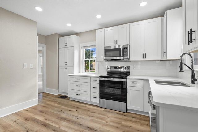 235 W South STREET, Oconomowoc, WI 53066