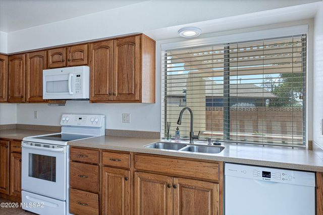 2672 S Black Moon Drive, Tucson, AZ 85730