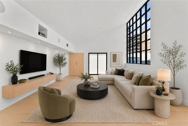 13636 Riverside, Sherman Oaks, CA 91423