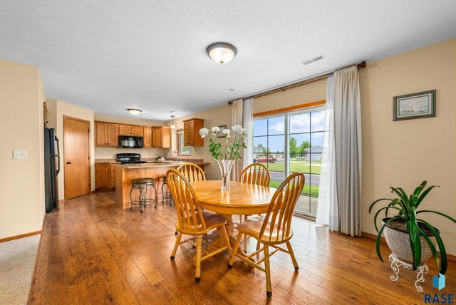 5302 W Sourwood Pl, Sioux Falls, SD 57107